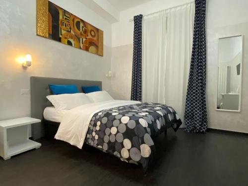 ローマにあるCASA ROMAのベッドルーム1室(ベッド1台、白黒の掛け布団付)