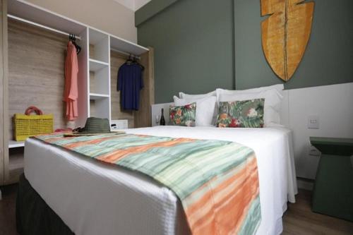 Hot Beach Suites tesisinde bir odada yatak veya yataklar