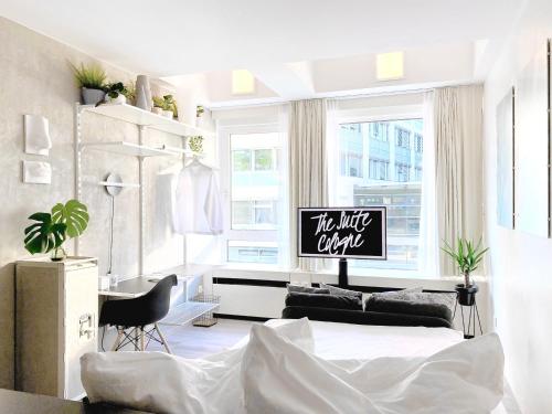 sala de estar con cama y escritorio en The Suite Cologne en Colonia