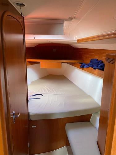 Poschodová posteľ alebo postele v izbe v ubytovaní SUPERBE VOILIER CAP AGDE avec parking gratuit sur place