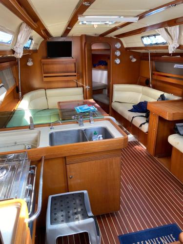 - une cuisine avec un évier au milieu d'un bateau dans l'établissement Voilier hébergement atypique & Navigation, au Cap d'Agde