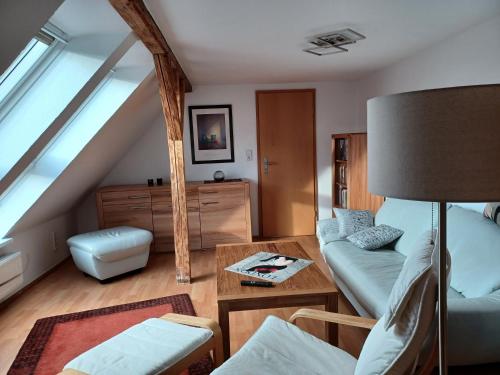 een woonkamer met een bank en een tafel bij Ferienwohnung Vor den Toren Lübecks in Herrnburg