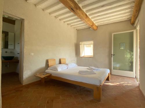 um quarto com uma cama num quarto em Agriturismo Pian Di Meta Vecchia em Castiglione dʼOrcia