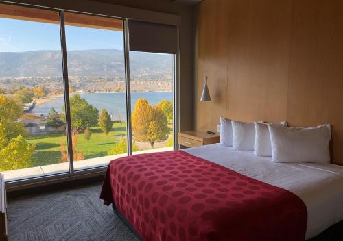 Un pat sau paturi într-o cameră la Penticton Lakeside Resort