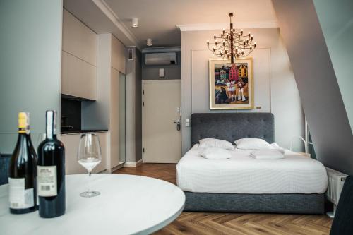 a bedroom with a bed and a table with wine bottles at Villa 44 -V44- in Świnoujście