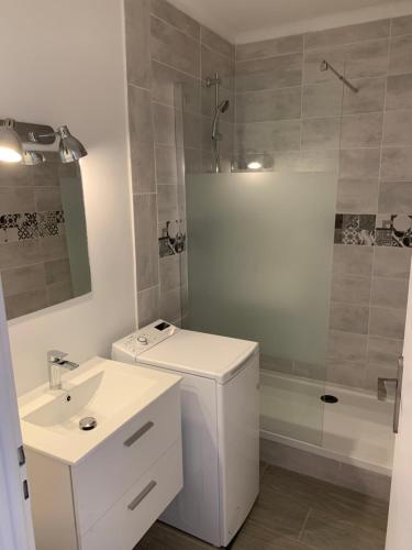 Bilik mandi di Appartement le 48