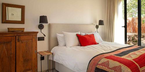 Postel nebo postele na pokoji v ubytování La Alberca Chica Casa para parejas, con piscina