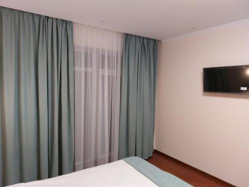 Кровать или кровати в номере Aqua Apart Polyana