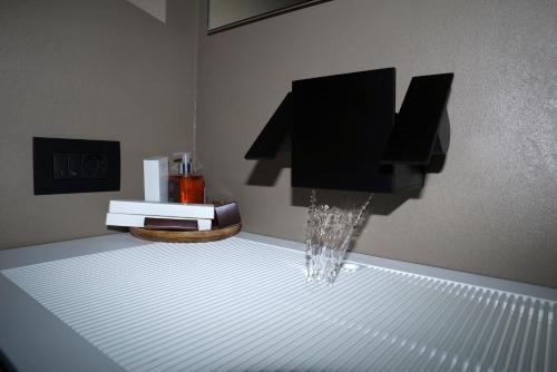 uma casa de banho com chuveiro e água a sair dela em Chalet La Ciaseta em Pozza di Fassa