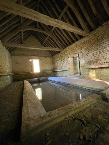 Chambre avec Piscine d'Eau dans un Bâtiment dans l'établissement Charmante maison bourguignonne avec grand jardin et parking, à Montbard