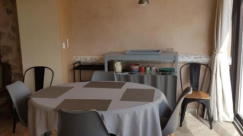 a table and chairs in a room with a table and a window at Callian: lumineux duplex avec terrasse et vue in Callian