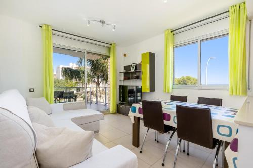 een woonkamer met een tafel en stoelen bij Hauzify I Apartaments Panoramic in Miami Platja