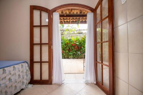 an open door leading to a patio with a yard at Pousada Quatro Estações Paraty in Sertão do Taquari