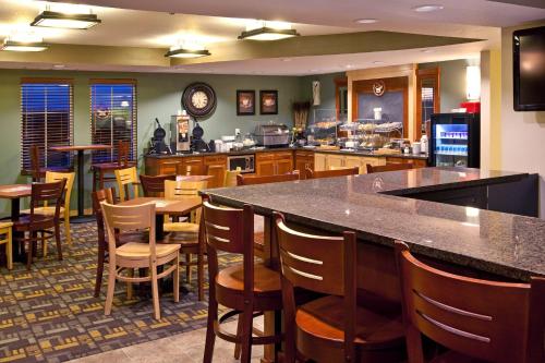 Lounge o bar area sa AmericInn by Wyndham Osage