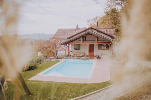 a house with a swimming pool in the yard at Holiday Home Medimurski Ceker in Sveti Martin na Muri