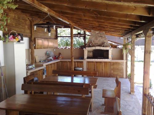 cocina y comedor con mesa y fogones en Marianas Guesthouse en Obzor