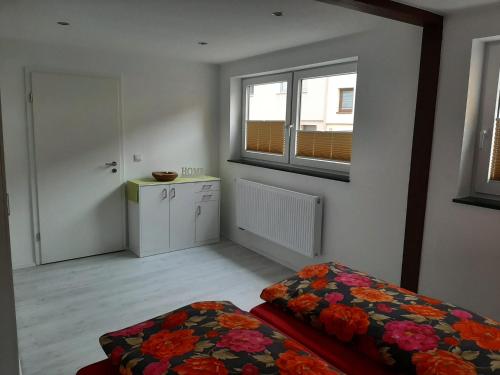 Una sala de estar con una cama y una ventana. en Ferienhaus Schmalkalden, en Schmalkalden