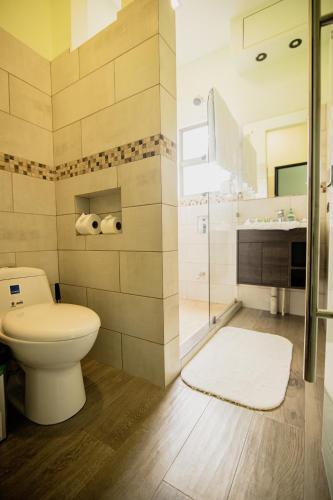 un bagno con WC e lavandino di Palo Rosa a Quepos