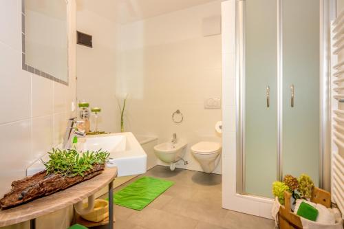 ein weißes Bad mit einem WC und einem Waschbecken in der Unterkunft Lampenhof in Bruneck
