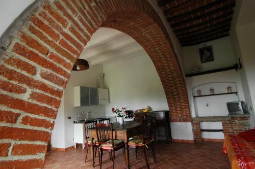 an archway in a room with a table and chairs at Agriturismo Villalba in Arezzo