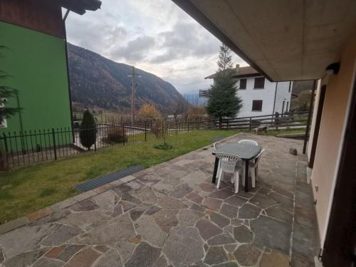 un tavolo e una panca su un patio con vista di APPARTAMENTO CORTAIOLO HOUSE a Vione