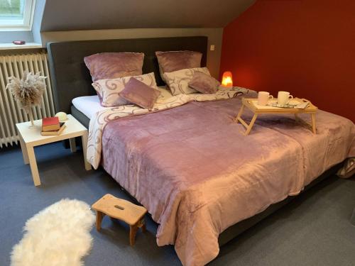 1 dormitorio con 1 cama grande y 2 mesas. en 2 - Zimmer Wohnung, en Hilter am Teutoburger Wald