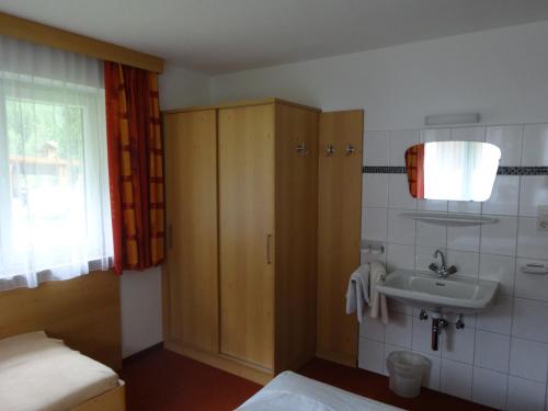 baño pequeño con lavabo y cama en Appartement Klotz en Längenfeld