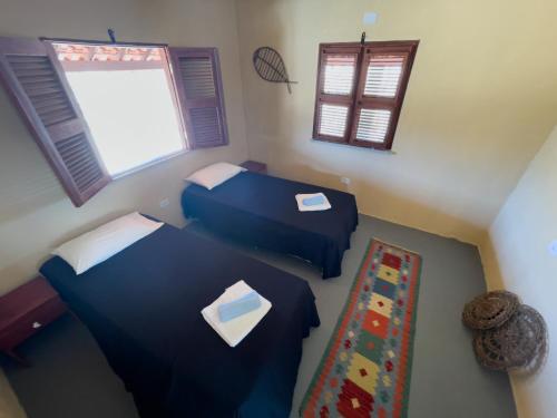 ein kleines Zimmer mit zwei Betten und einem Fenster in der Unterkunft White House-Kite AliCori , Macapa' in Luis Correia
