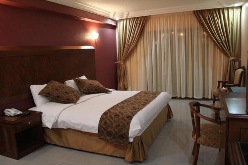 Un pat sau paturi într-o cameră la Al Anbat Hotel & Restaurant