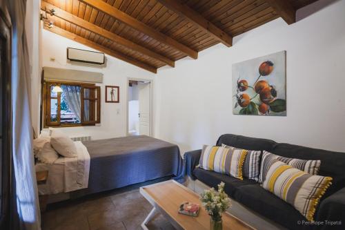 salon z łóżkiem i kanapą w obiekcie Small Guesthouse In The Garden w mieście Amarynthos