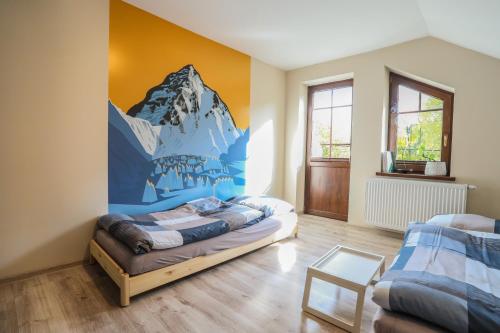 Villa 124 Sauna komfortowy apartament Himalaje في Bystra: غرفة نوم بسرير وجدار جبلي