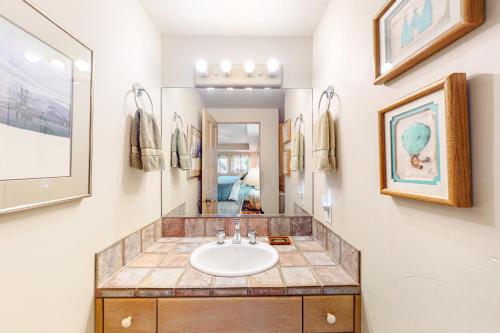 uma casa de banho com um lavatório e um espelho em Solider's Pass Place em Sedona