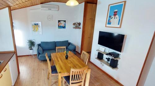 uma sala de estar com uma mesa e um sofá azul em Apartments Mladen em Sućuraj