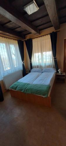 Posteľ alebo postele v izbe v ubytovaní Panoráma vendégház