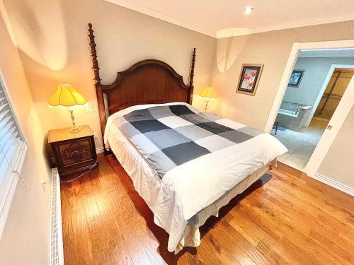 En eller flere senge i et værelse på Crescent Park King bedroom with Large private bathroom