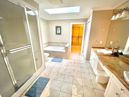 Et badeværelse på Crescent Park King bedroom with Large private bathroom