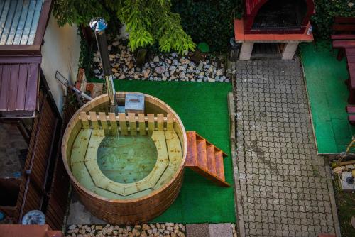 una vista aérea de una bañera de juguete con una mesa en Casa Maia, en Buşteni