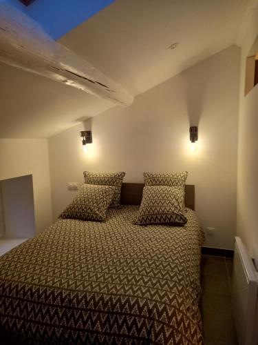 アヴィニョンにあるGîte de Valentin Moulin de Tartay en Avignonのベッドルーム1室(ベッド1台、枕2つ付)