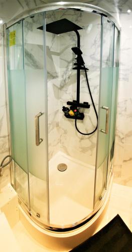 une enceinte en verre avec une caméra dans une pièce dans l'établissement Appart Chill & Work - 50m Gare de Valenciennes, à Valenciennes