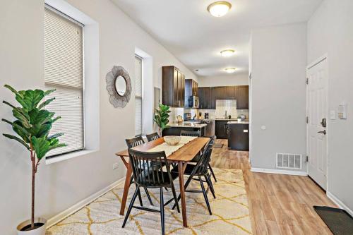 Kuchyň nebo kuchyňský kout v ubytování 4BR Classy & Radiant Apt in Wicker Park - Blackhawk 3F