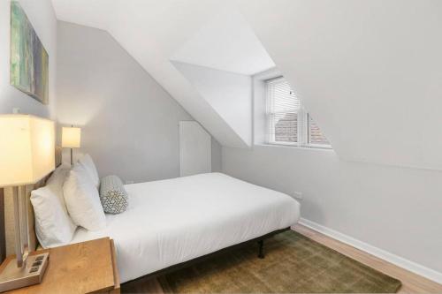 Habitación blanca con cama y ventana en 4BR Classy & Radiant Apt in Wicker Park - Blackhawk 3F, en Chicago