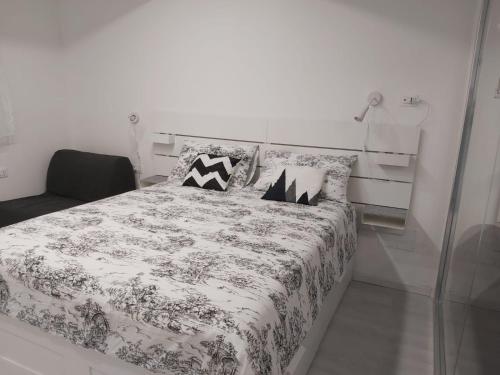 ein Schlafzimmer mit einem Bett mit Kissen darauf in der Unterkunft HOLIDAY HOUSE FIERAVECCHIA in Salerno