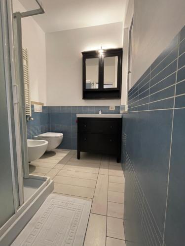bagno con 2 servizi igienici, lavandino e specchio di Al Piano 2 ad Ancona