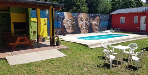 un mural en una pared junto a una piscina en Mi lugar Serrano 3 en Valle Hermoso