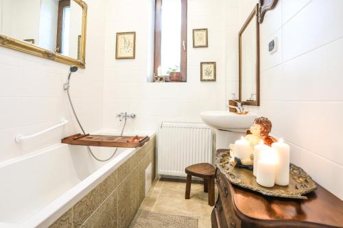 ein Badezimmer mit einem Tisch mit Kerzen und einem Waschbecken in der Unterkunft Villa 124 SPA & Sauna komfortowy apartament Beskidy in Bystra