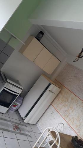 einen Blick über einen leeren Kühlschrank in der Küche in der Unterkunft Kitnet Praia Jacaraipe in Serra