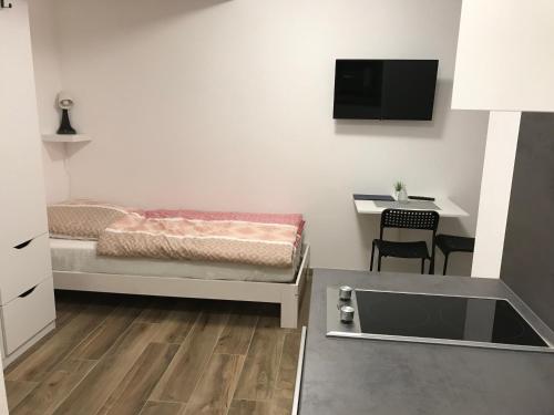 a small room with a bed and a desk at Heimatliebe Bruckmaier in Neustadt an der Donau