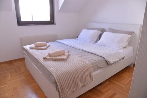 Giường trong phòng chung tại Apartmani Sloboda