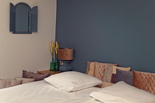 安代克的住宿－Slapen@Boet1619 Andijk，一间卧室设有两张床和蓝色的墙壁