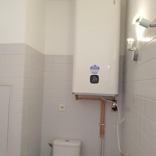 une petite salle de bain avec toilettes à ouverture dans l'établissement Appartement studio proche mer 4 pers résidence calme avec parc, à Blonville-sur-Mer